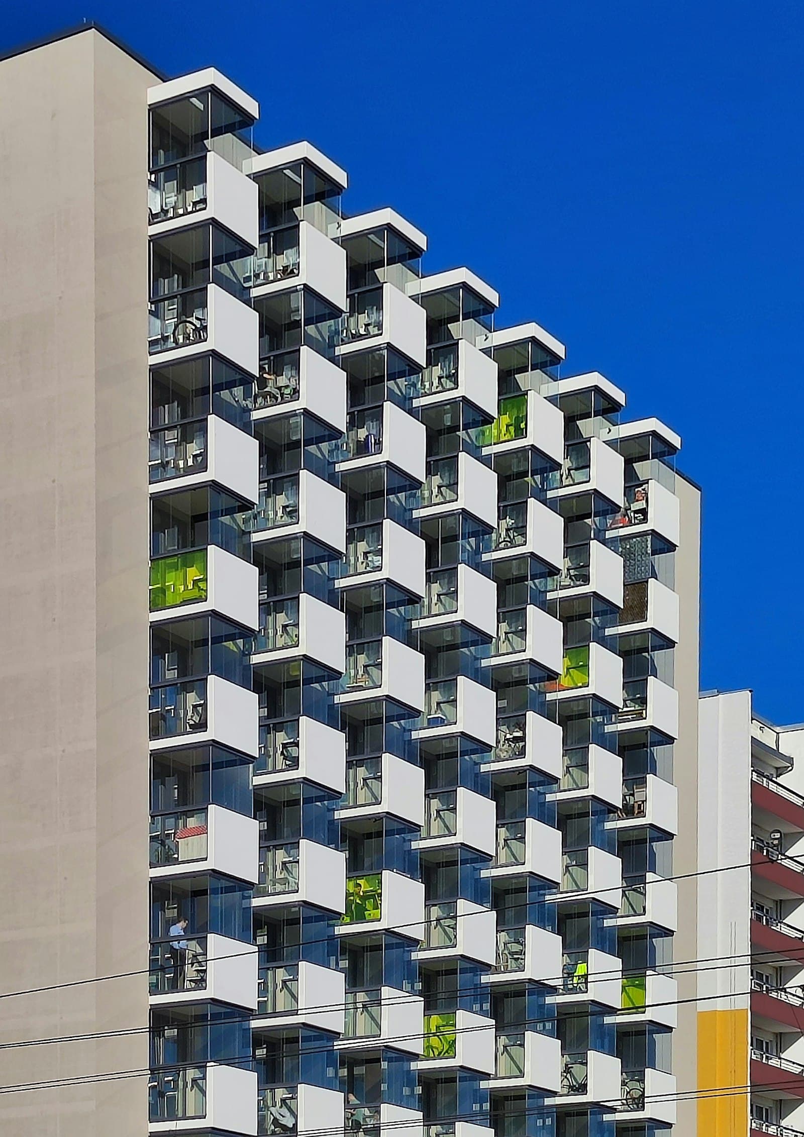 Wohnhochhaus mit vielen Fenstern in Berlin