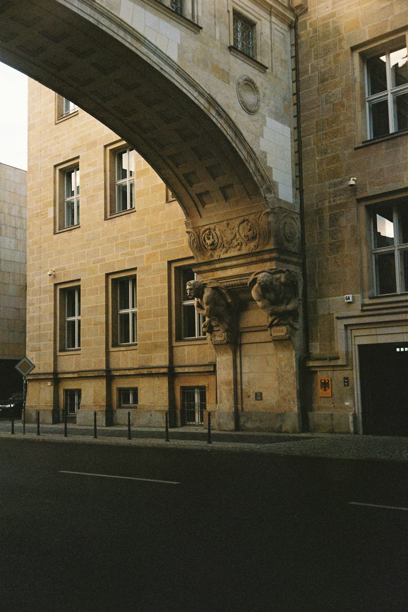 Historische Sandsteinfassade mit Fenstern in Berlin