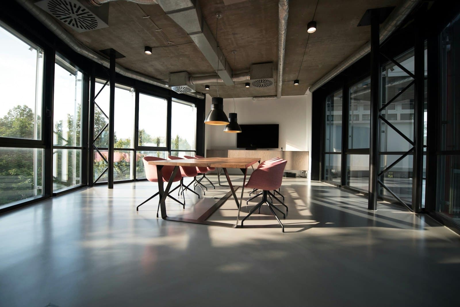 Büro mit großen Glasfenstern
