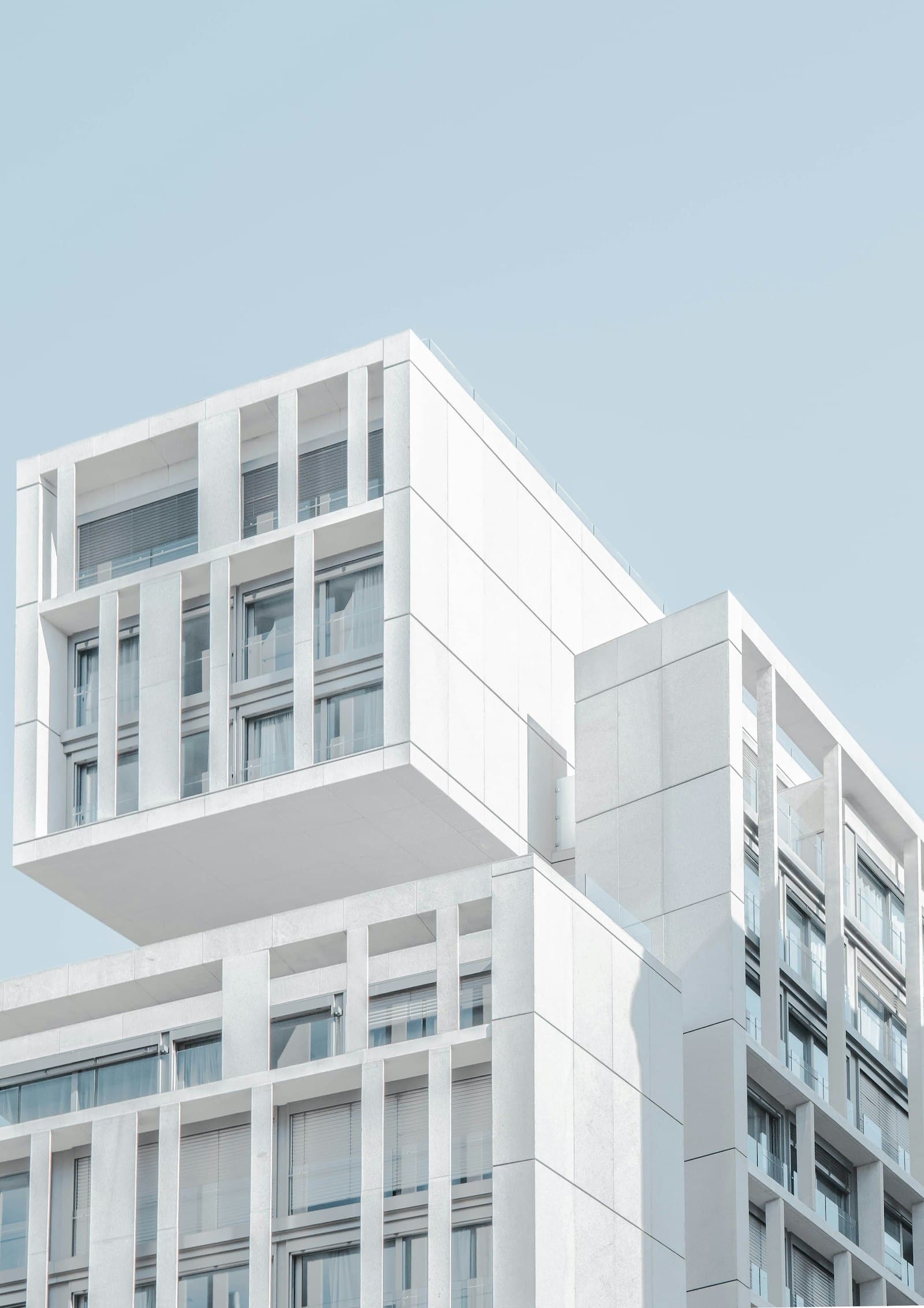 Große Glasflächen an moderner Fassade