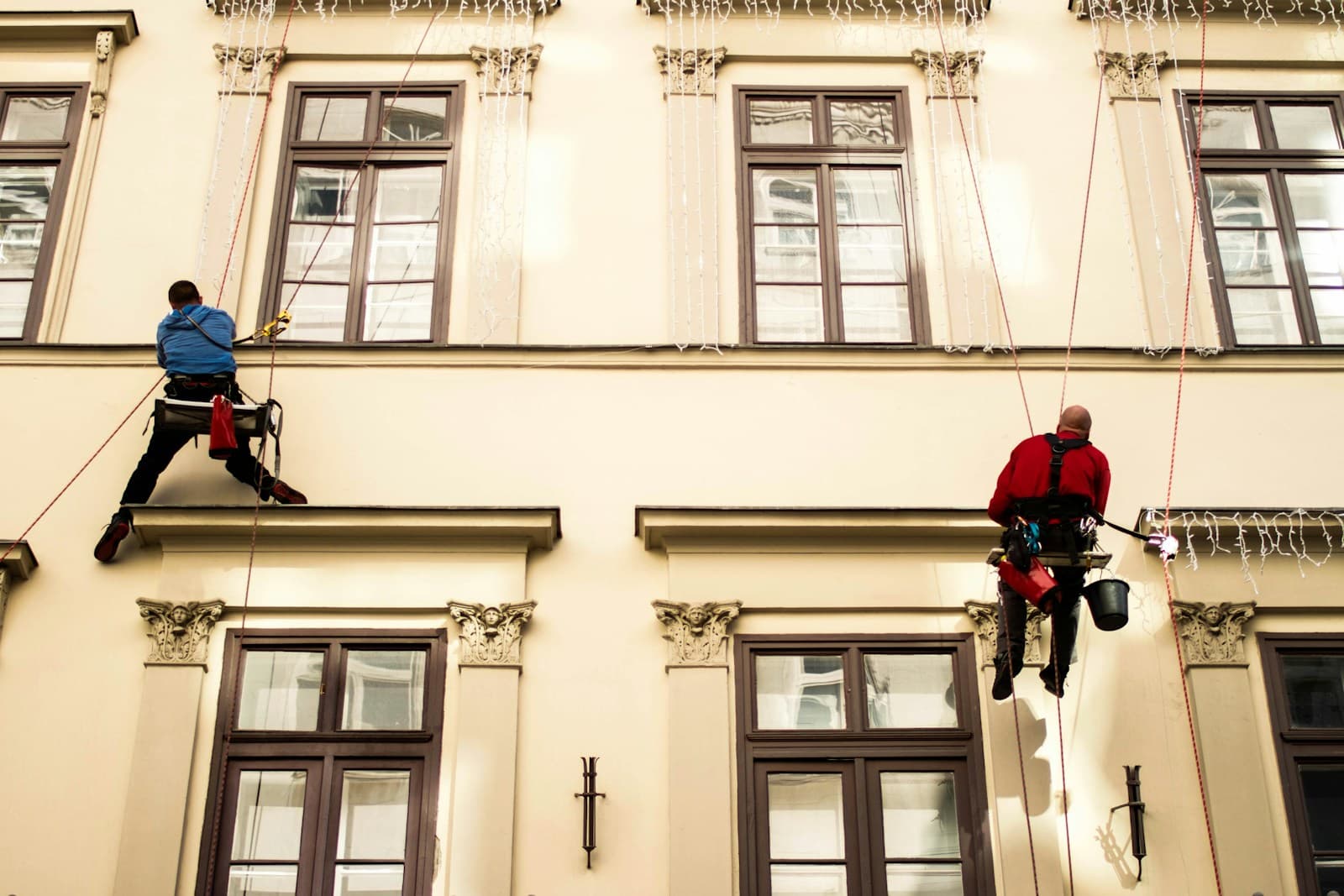 Professionelle Fensterreiniger an historischer Fassade
