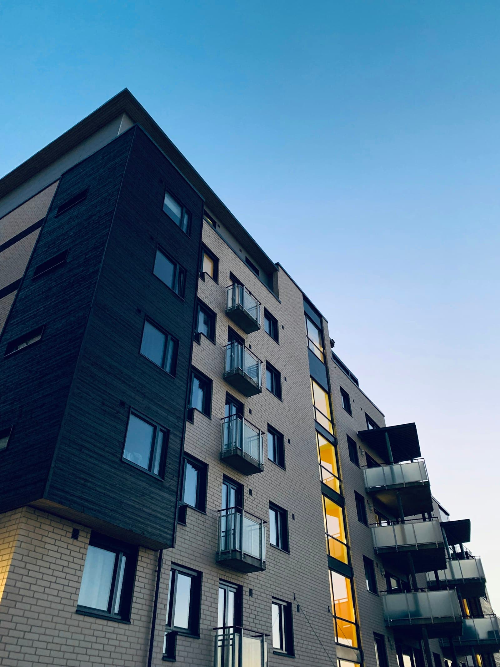 Moderne Glasfront eines Wohngebäudes