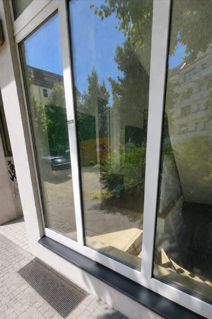 Streifenfrei gereinigtes Schaufenster in Berlin